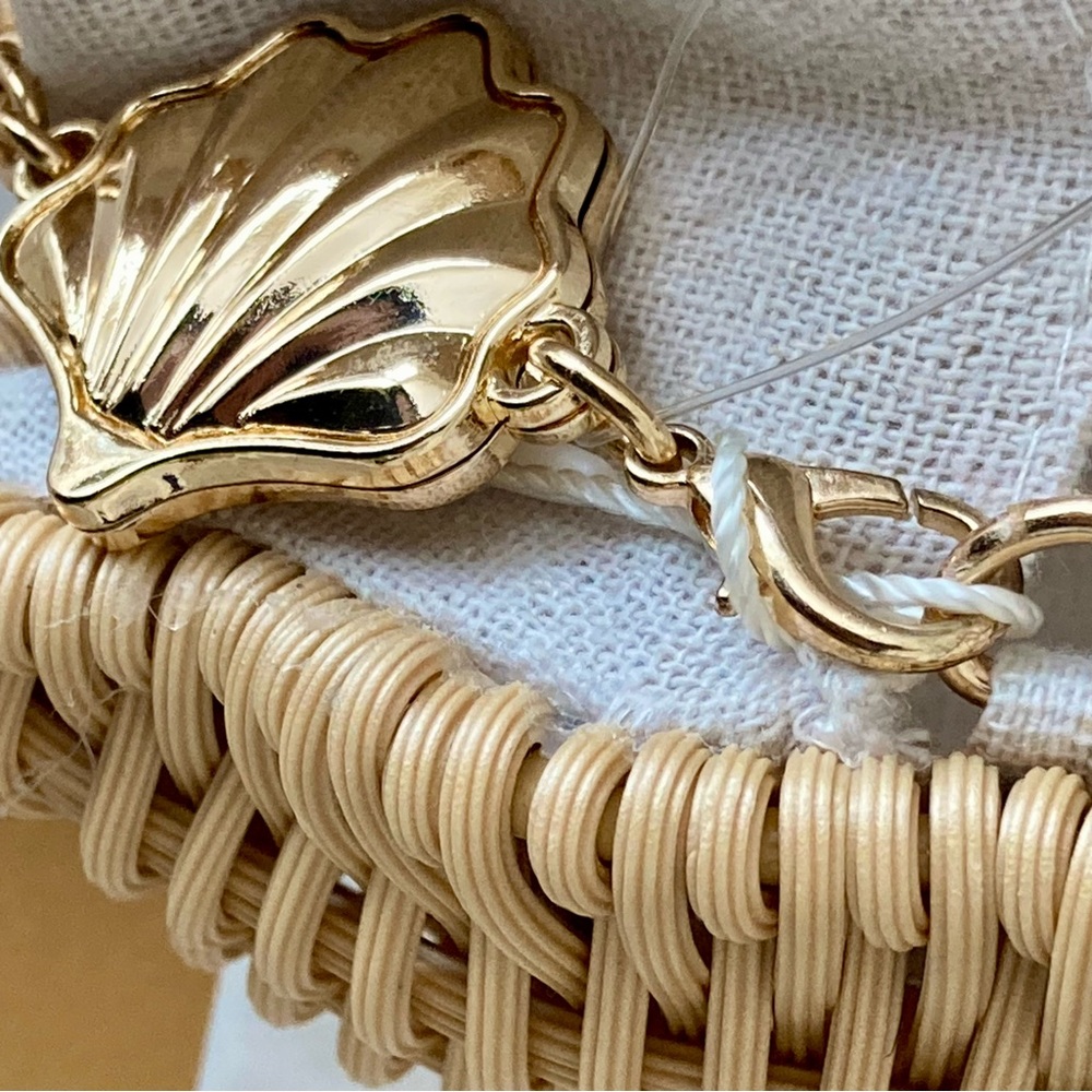 NWT Tommy Bahama seashell shaped woven rattan clam shaped clutch/handbag. - Picture 14 of 16